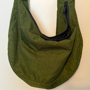 Baggu Nylon Medium Crescent Bag in Bay Laurel Green